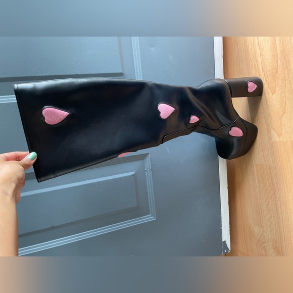 Brand new vintage leather long boots with heart design - Picture 3 of 3
